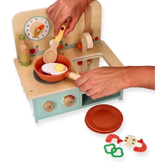 Petite cuisine en bois avec accessoires