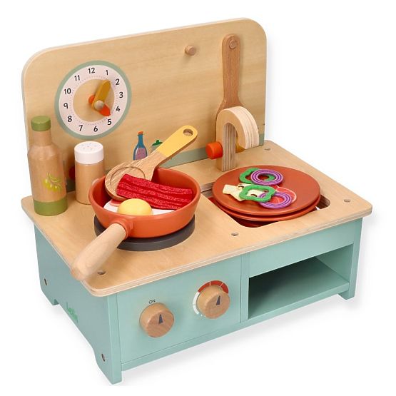 Petite cuisine en bois avec accessoires