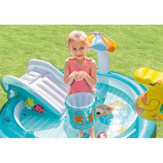 Piscine pour enfants avec toboggan