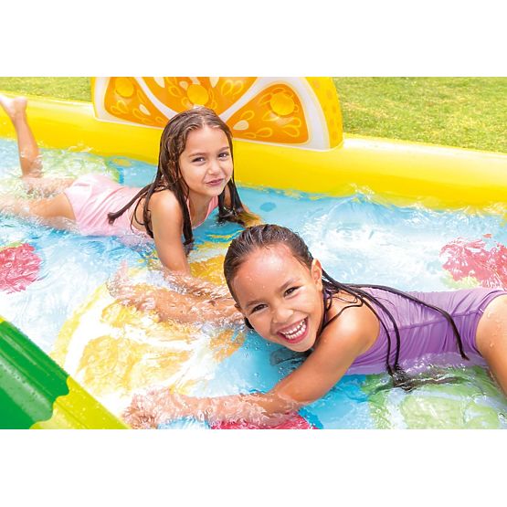 Piscine pour enfants avec toboggan