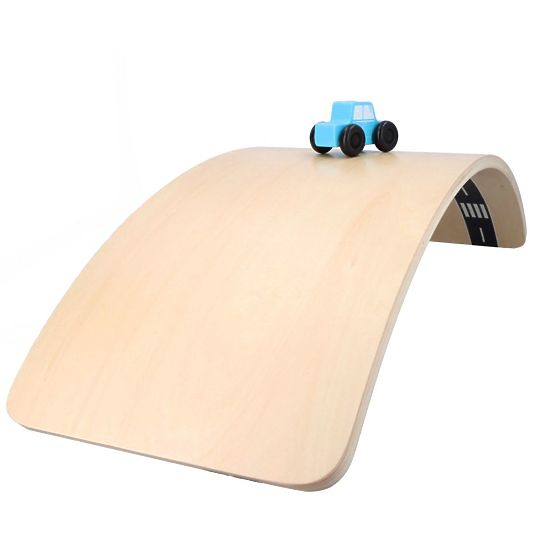 Planche d'équilibre en bois avec voiture jouet et route