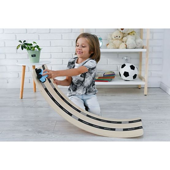 Planche d'équilibre en bois avec voiture jouet et route