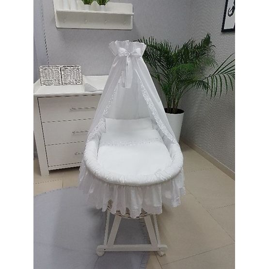 Proutěná postýlka s výbavou pro miminko - bílá