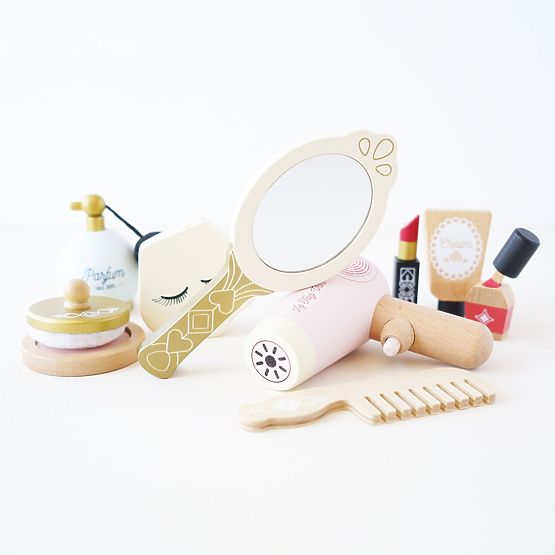 Trousse de maquillage avec accessoires en bois
