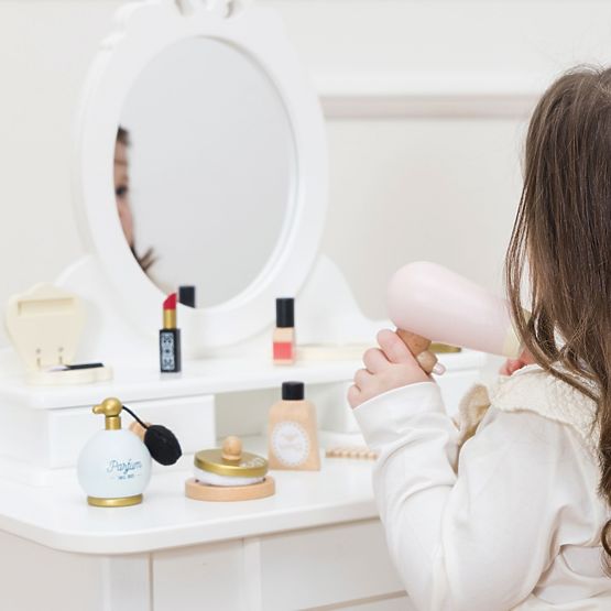 Trousse de maquillage avec accessoires en bois
