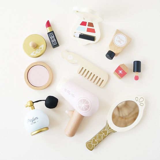 Trousse de maquillage avec accessoires en bois