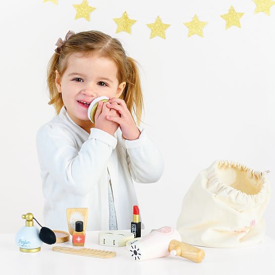 Trousse de maquillage avec accessoires en bois