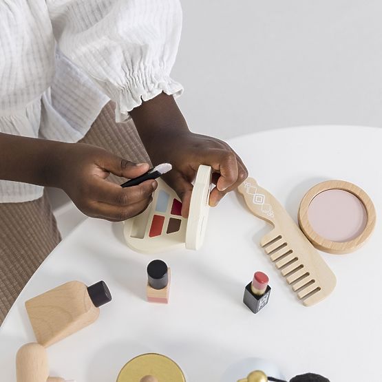 Trousse de maquillage avec accessoires en bois