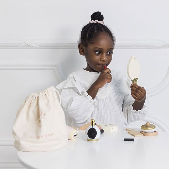 Trousse de maquillage avec accessoires en bois