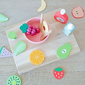 Aliments en bois - découpe - Salade de fruits frais