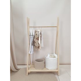 Cintre avec une étagère