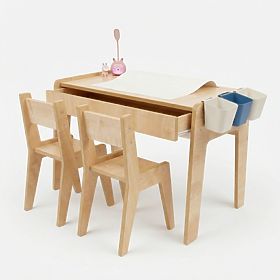 Ensemble de table et deux chaises pour enfants avec accessoires