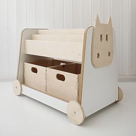 Étagère en bois sur roulettes