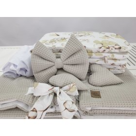 Lit en osier avec équipement pour un bébé - Fleurs de coton